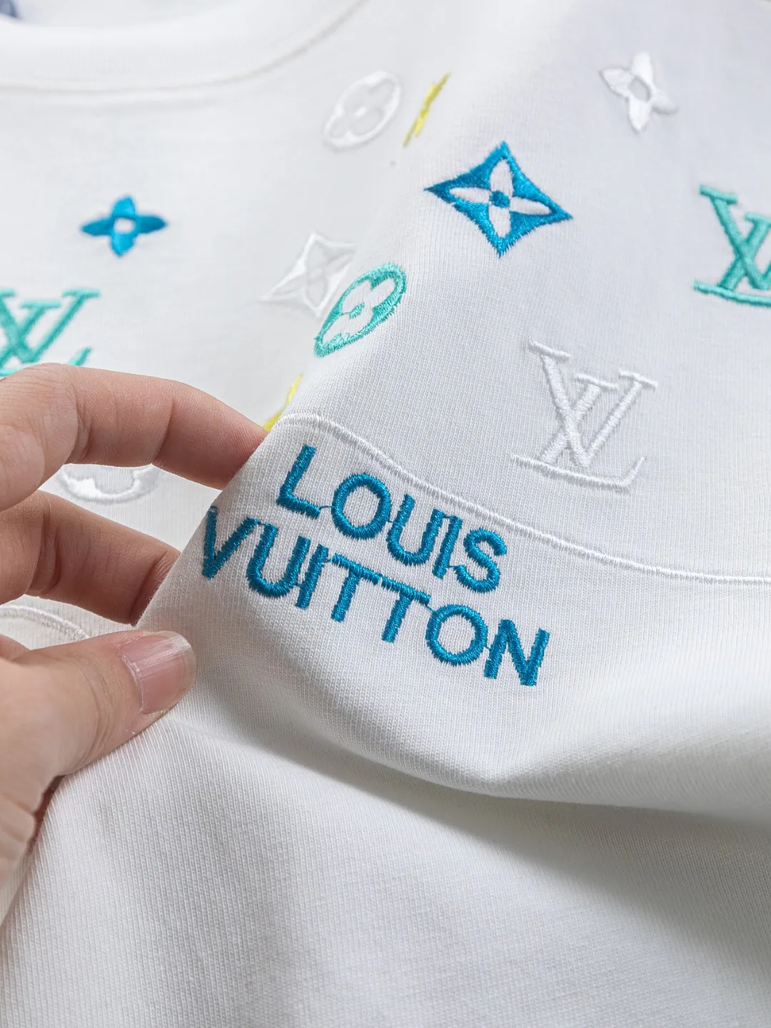 🅿️190 Louis Vuitton 1V LV micro-wide version S-XL LV 26ss new products are available at the counter simultaneously. Multiple craftsmanship. Colorful half-body digital full flower logo on the chest🪡 embroidery. Round neck short-sleeved T-shirt, same style for men and women! Consigned to one-to-one creation. Synchronized with the official website, pure cotton fabrics at the counter! It is close to the skin and comfortable, durable and easy to wear. It has a classic and simple logo design and meticulous original craftsmanship. Short-sleeves, a must-have item for men, do not appear to be the same for the general public, but must be unique and eye-catching. This LV short-sleeve is all about quality, comfort, the same shape and fashion as always, including fabrics and cutting techniques. All of them have been made with great effort! 320 grams of washed pure cotton fabric, pure cotton is breathable, very refreshing and comfortable for daily wear. The rib knitting on the neckline is smooth and tight, and the neckline will not be skewed if you toss it at will. The loose version, you will find that it looks really good on the upper body. The overall is minimalist and neat, super versatile for daily use! Pair it casually with a pair of pants for a youthful look. A T-shirt will make your outfit crazy. It is a fashionable item that can never go wrong! Color: Black White Size: S-XL Size chart: S: Shoulder width 45.5-Bust 52-Length 70 M: Shoulder width 47-Bust 54-Length 72 L: Shoulder width 48.5-Bust 56-Length 74 XL: Shoulder width 50-Bust 58-Length 76
